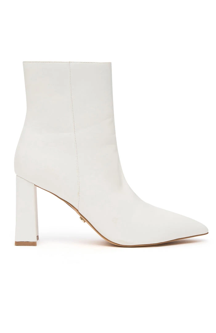 White Fox Boutique AU Ashlyn Boots White PU WINTER ESSENTIALS 5 White Fox Boutique AU Ashlyn Boots White PU WINTER ESSENTIALS